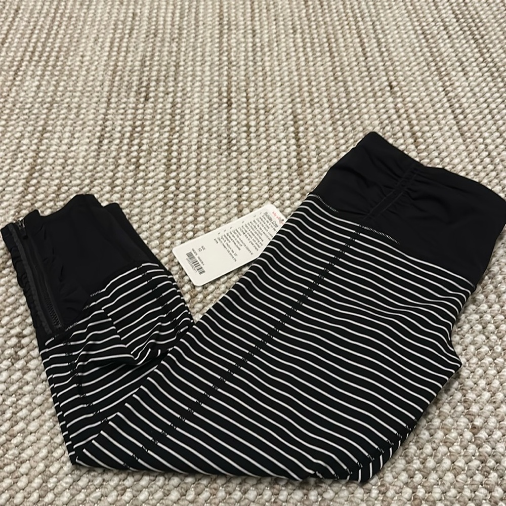 NWT lululemon Runday crop size 10 black and white stripped